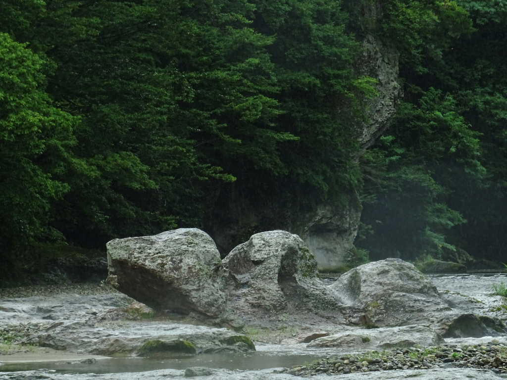 横たわる奇岩