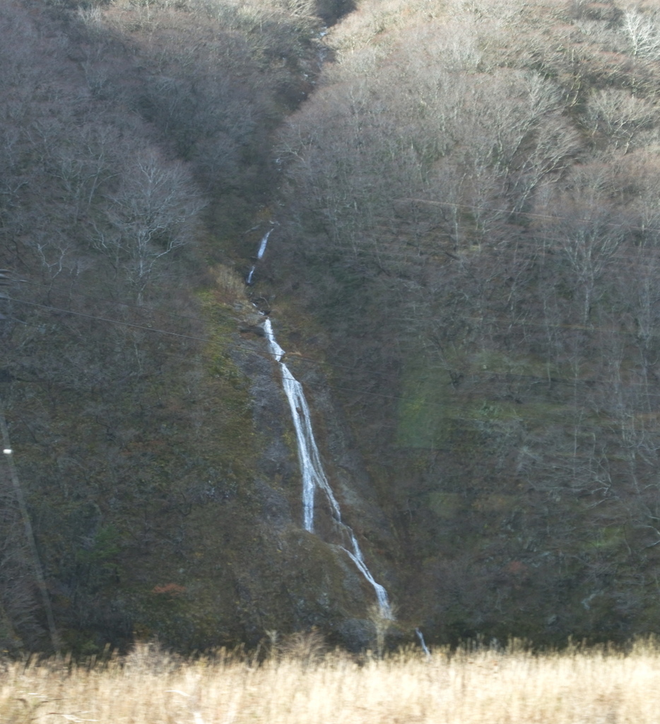 米坂線車窓から　滝