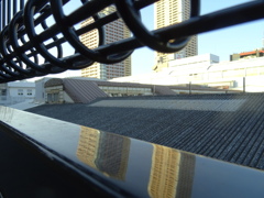 柵の間からJR日暮里駅