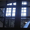 館内の窓から見える階段
