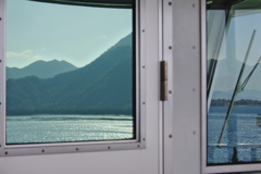 フェリーの窓に映りこむ