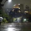 雨の中写真を撮る。