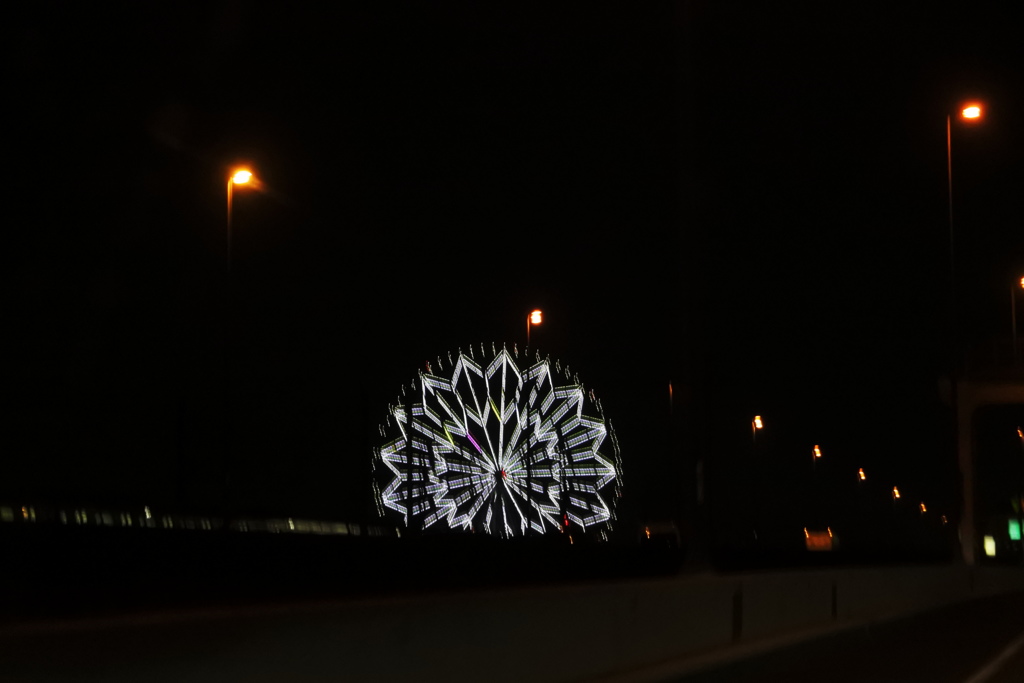 車窓から　観覧車と電車