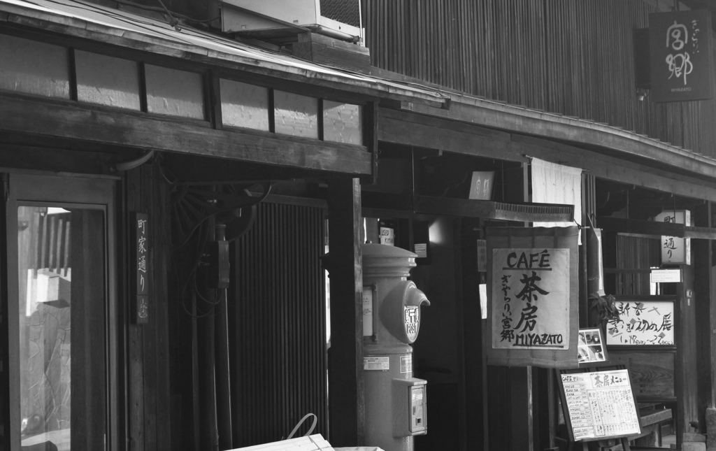 直立不動の学生