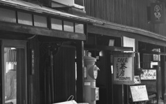 直立不動の学生