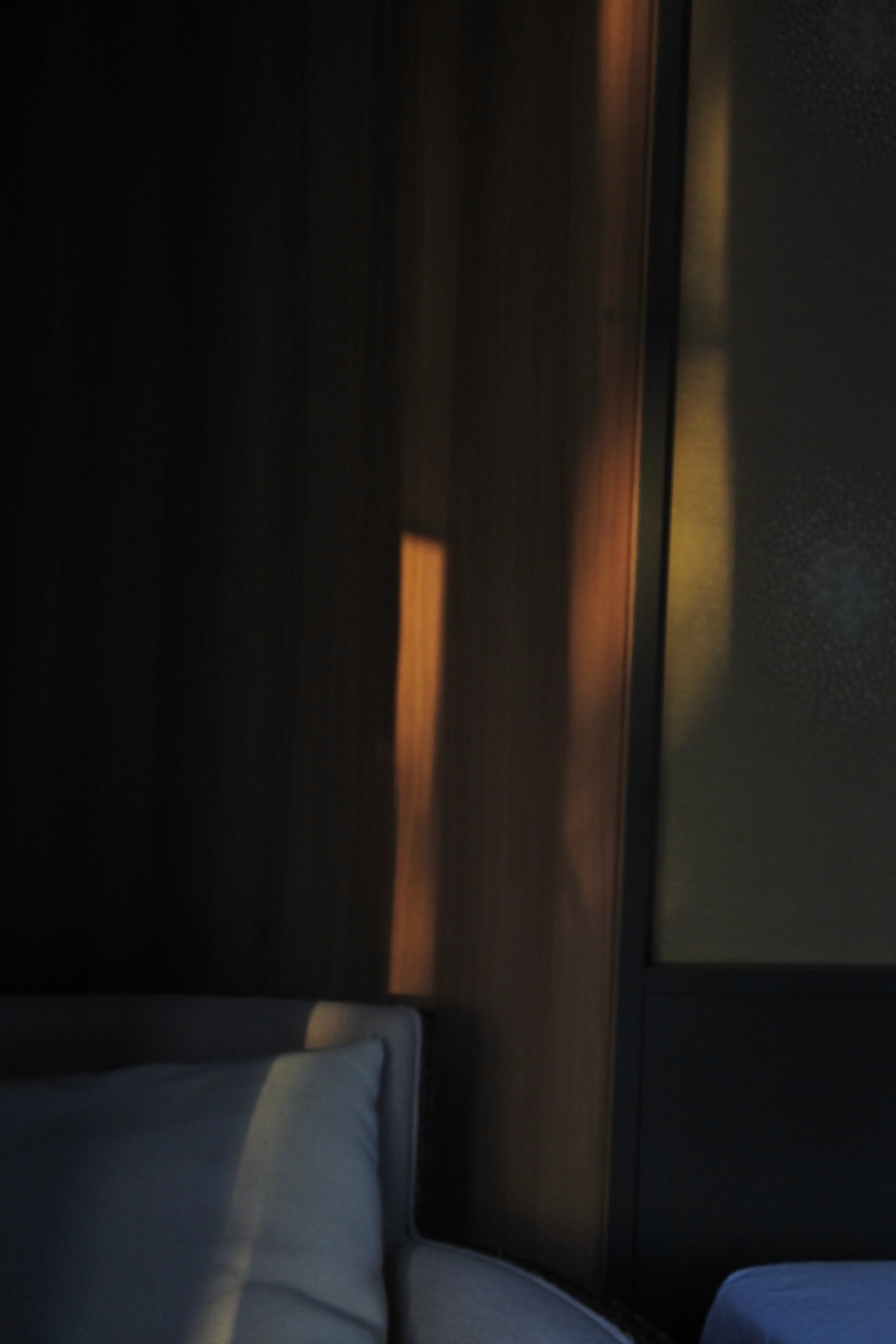 部屋に射しこむ朝陽