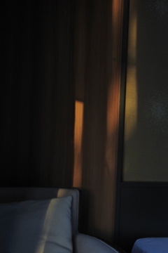 部屋に射しこむ朝陽