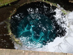 こんこんと湧き出る水