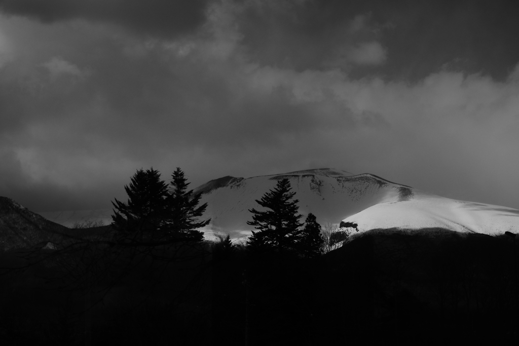 雲にかげる浅間山