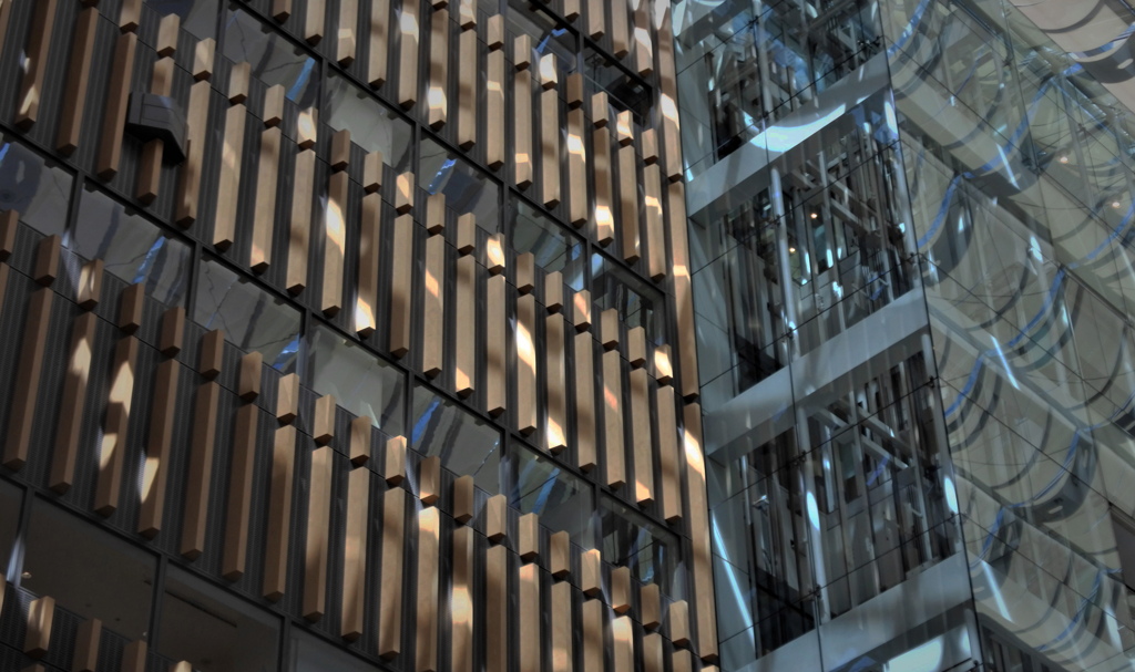 丸ビル　吹き抜け