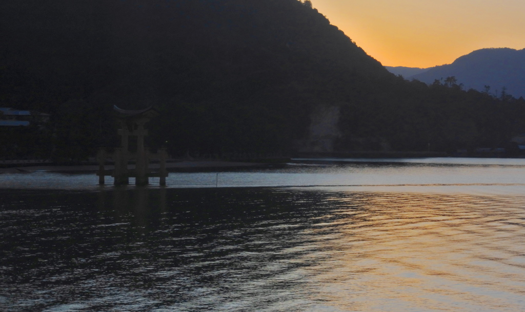暮れゆく宮島の海