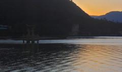 暮れゆく宮島の海