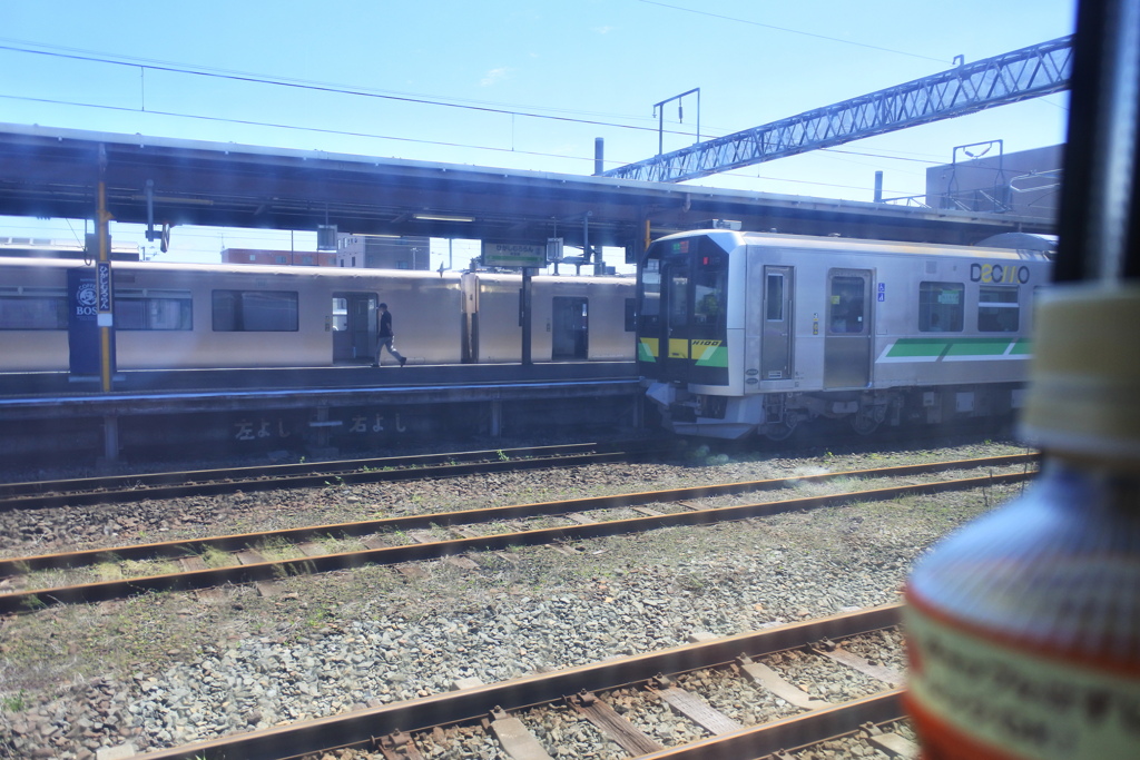 東室蘭駅のピンクの列車