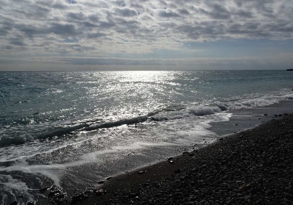 光る海