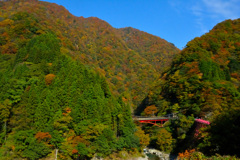 富山・欅平の紅葉〈赤い橋〉