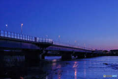 夕暮れの出羽大橋