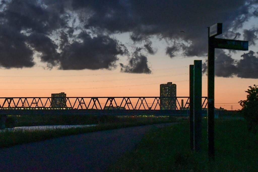 夕焼けの土手