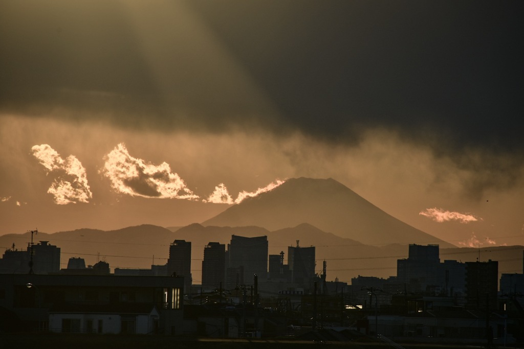 今日は富士山に沈むはず