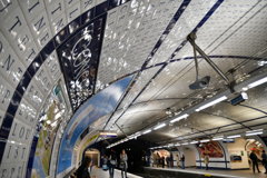 パリの地下鉄駅