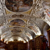図書館の白い天井
