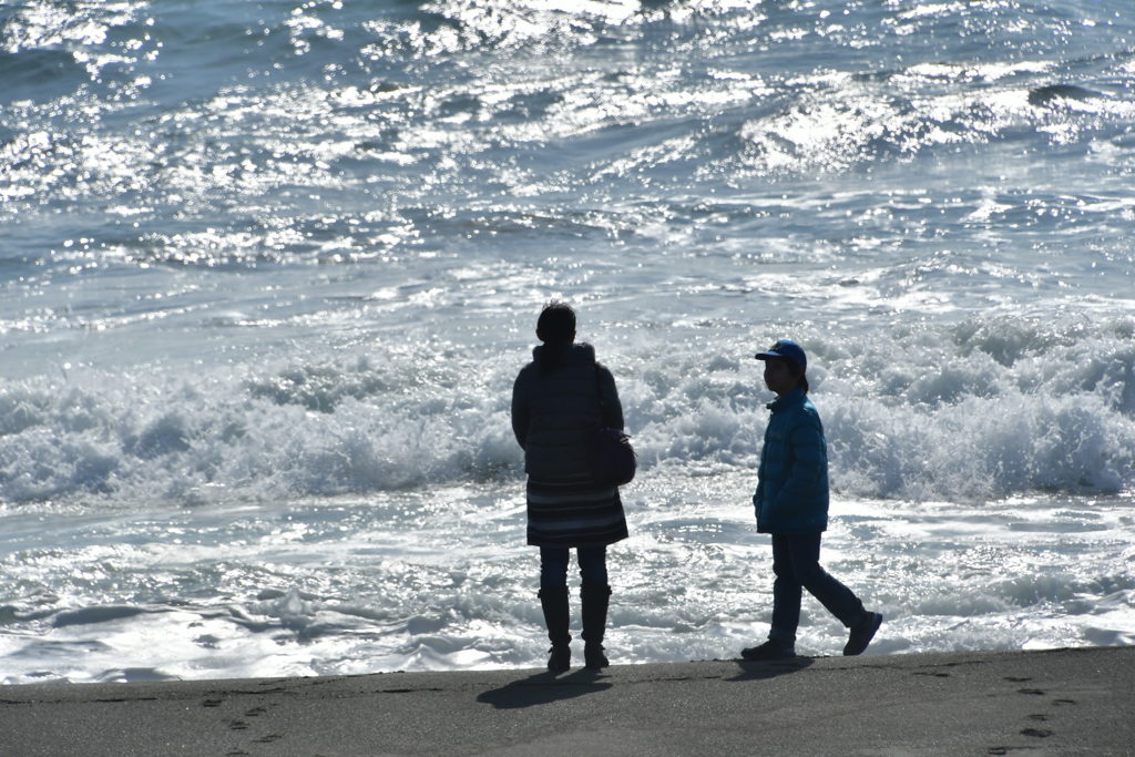 いつか思い出になる母と子と海