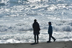 いつか思い出になる母と子と海