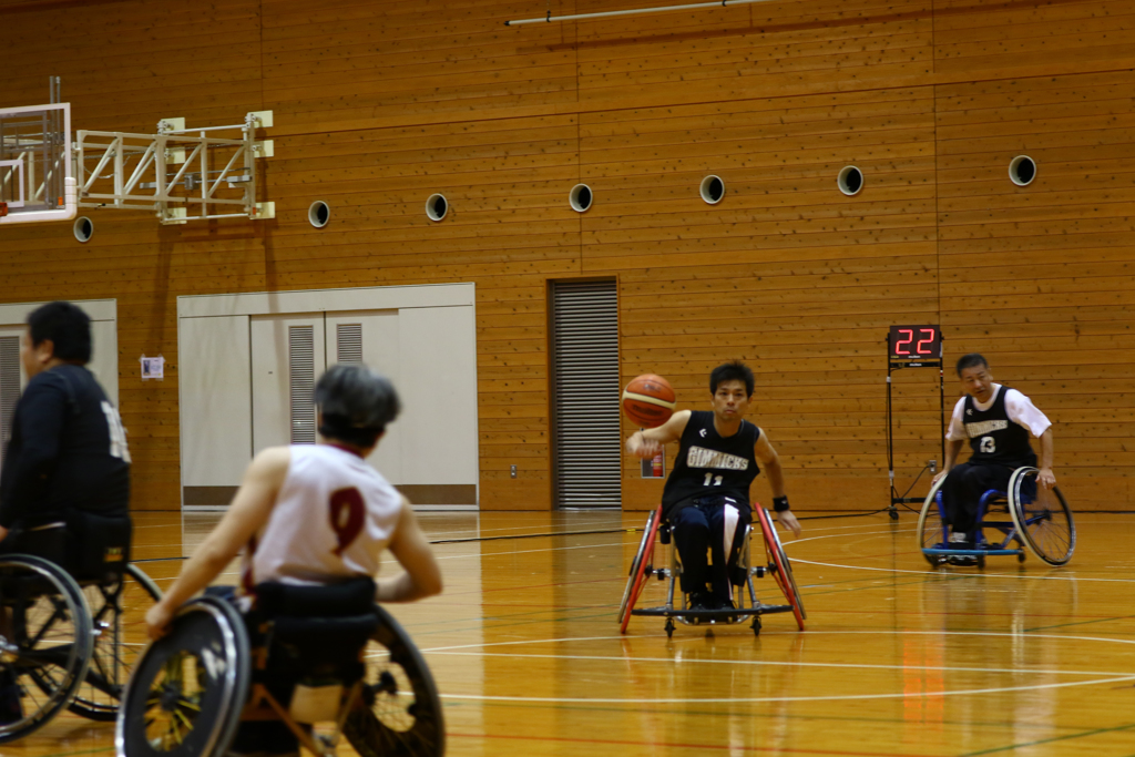 襲い掛かる川上選手