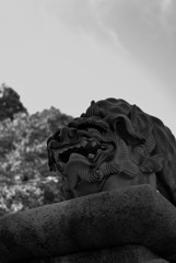 睨みを利かせて