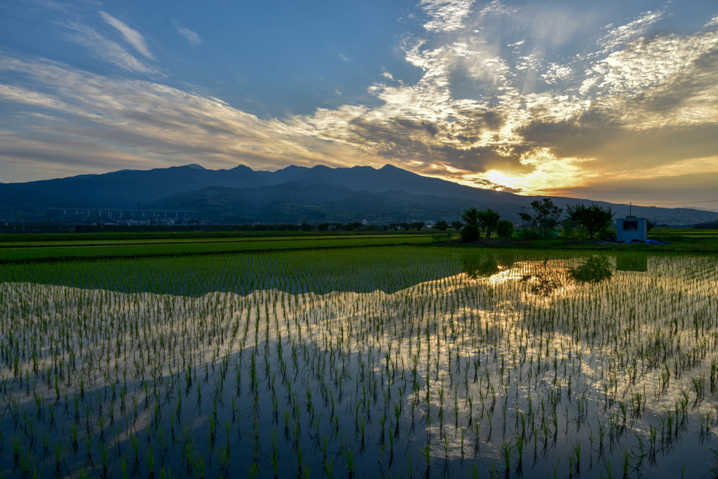 青と緑の山並み