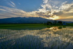 青と緑の山並み