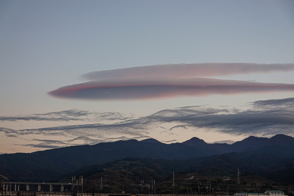 染まる吊り雲