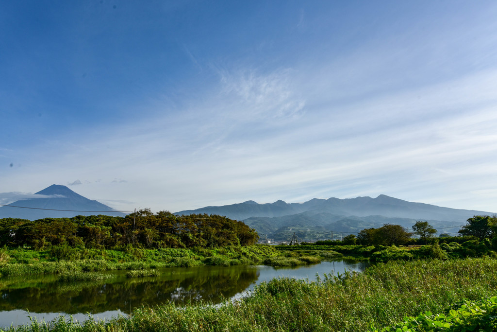 空気澄み空青く