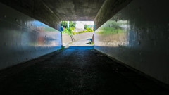 ガード下のスクリーン