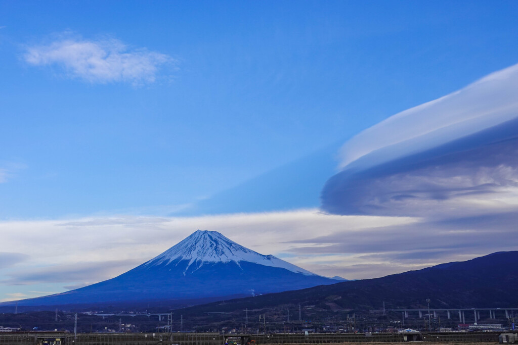 迫る吊り雲