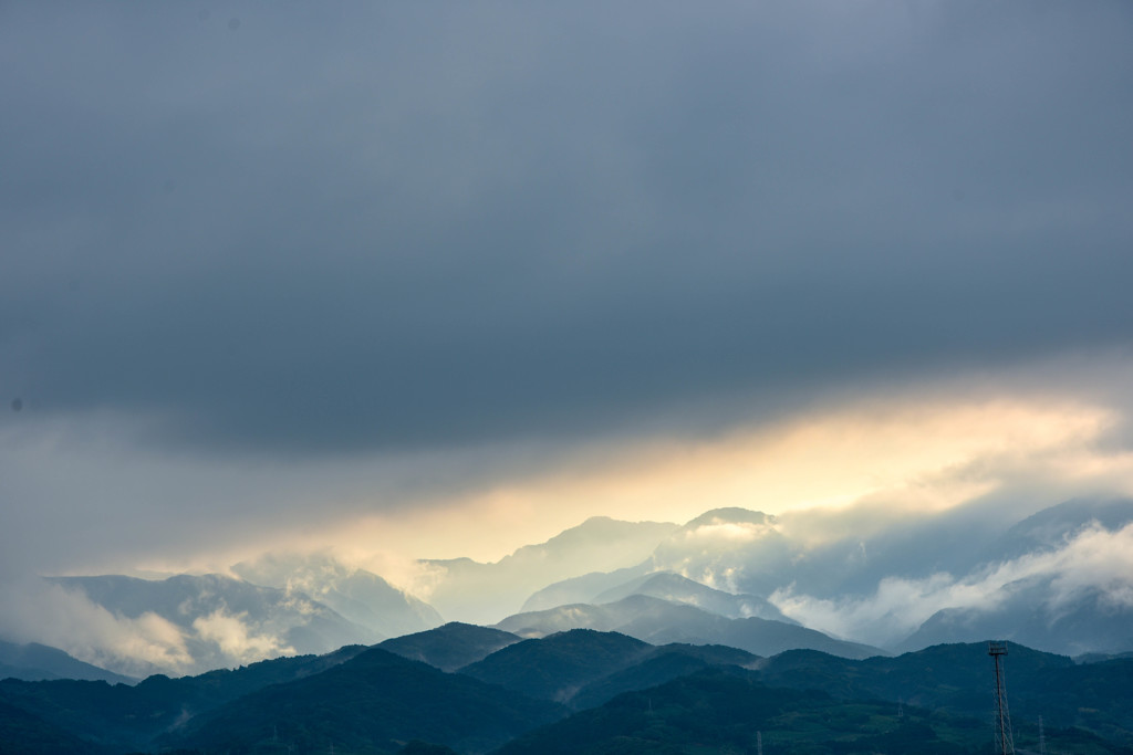 けむる山並み