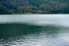 銀色の湖面