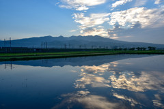 静かに流れて行く空と水面
