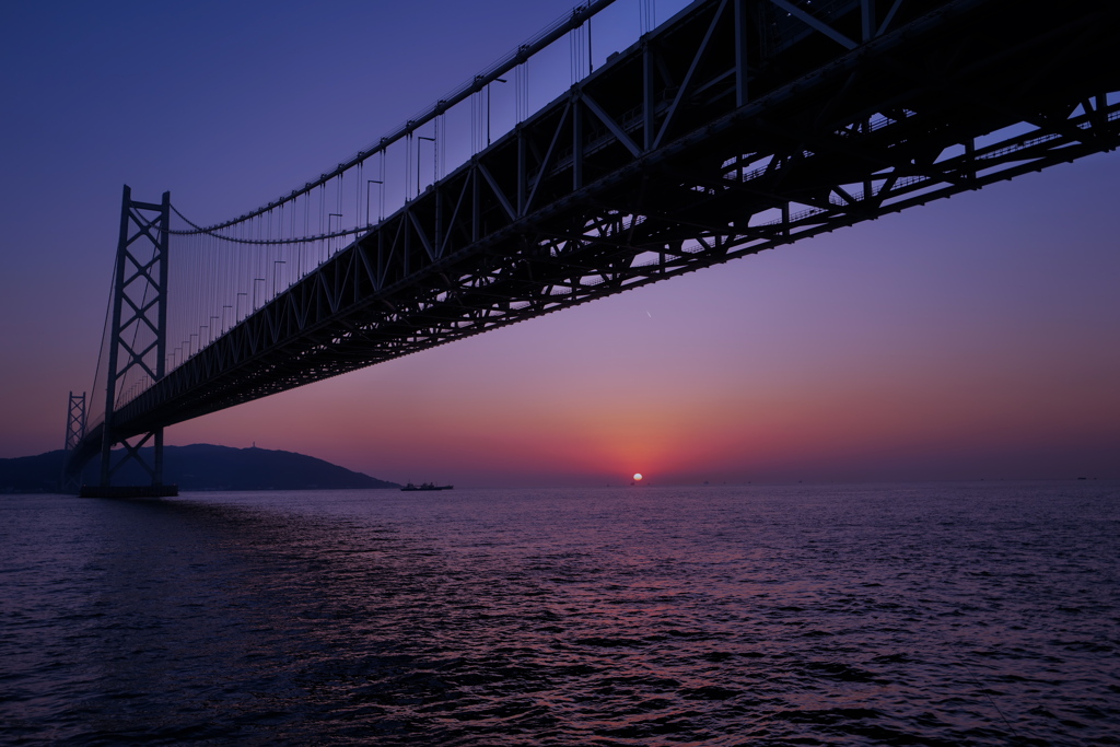 沈みゆく太陽と明石海峡大橋