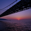 沈みゆく太陽と明石海峡大橋