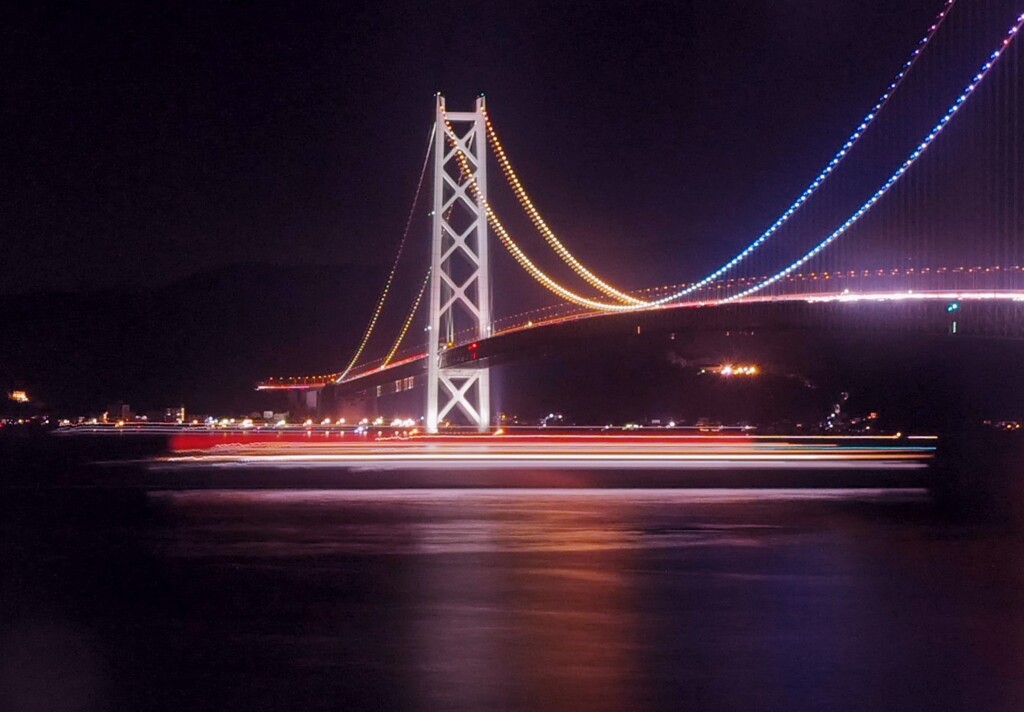 夜の明石海峡大橋