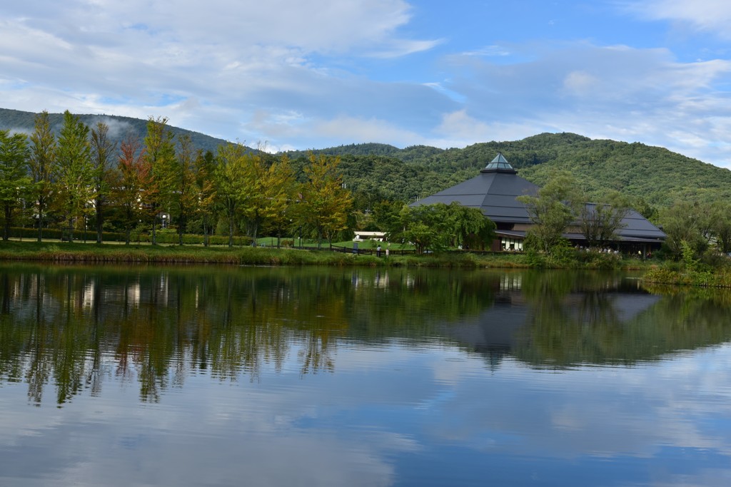 大賀ホールと矢ケ崎池