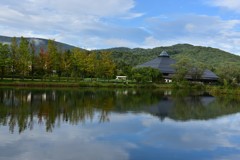 大賀ホールと矢ケ崎池