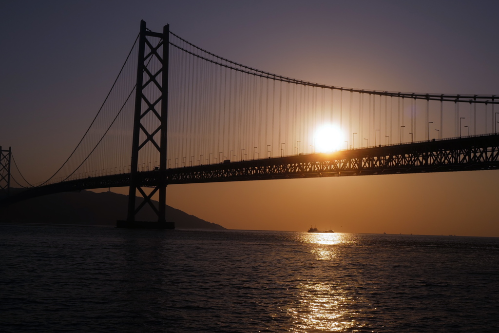 明石海峡大橋と夕陽