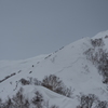 雪山を登る人たち