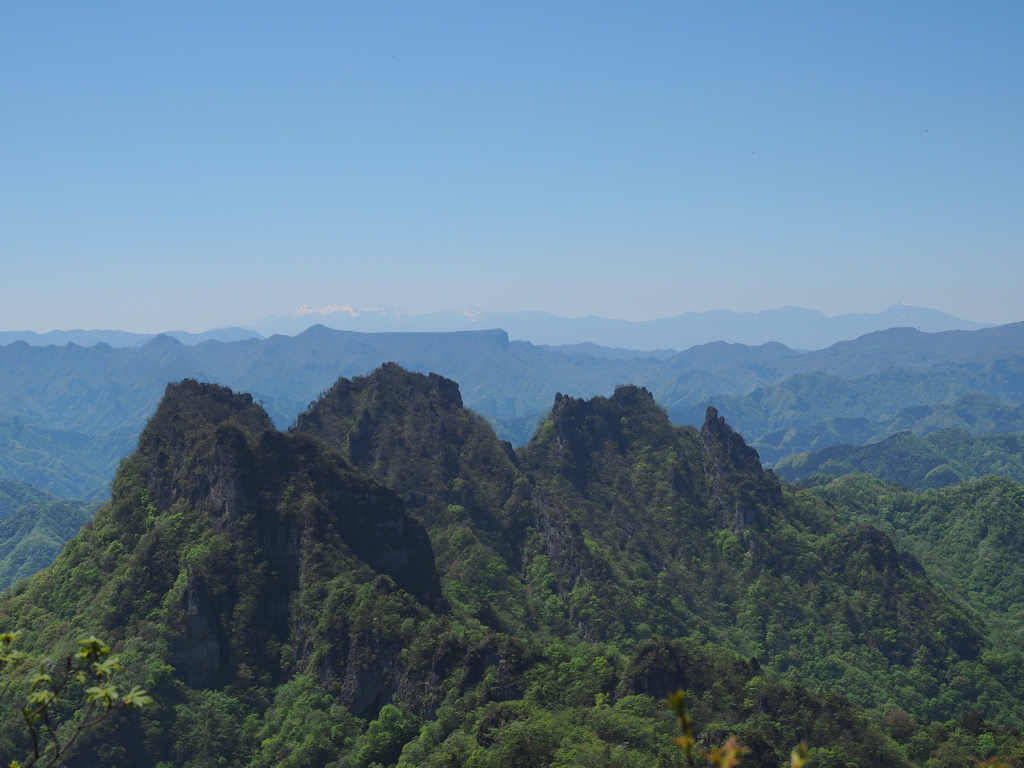 春の山の緑まぶしい山景色