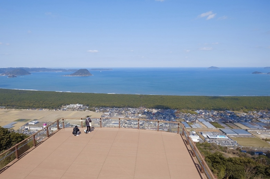 まだまだ寒い中の鏡山展望台