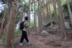 歩いてきた山道を振り帰り立ち止まる　こんな時間も必要