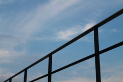動かない手すりと動く雲