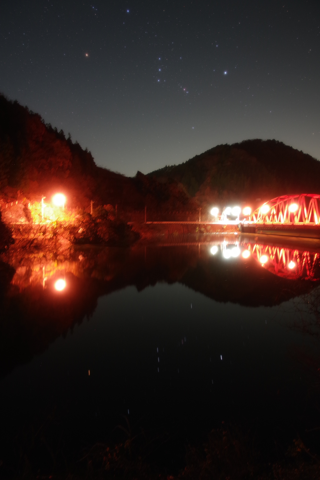 湖面に映るオリオン座