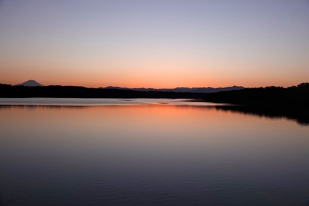 多摩湖の夕暮れ。